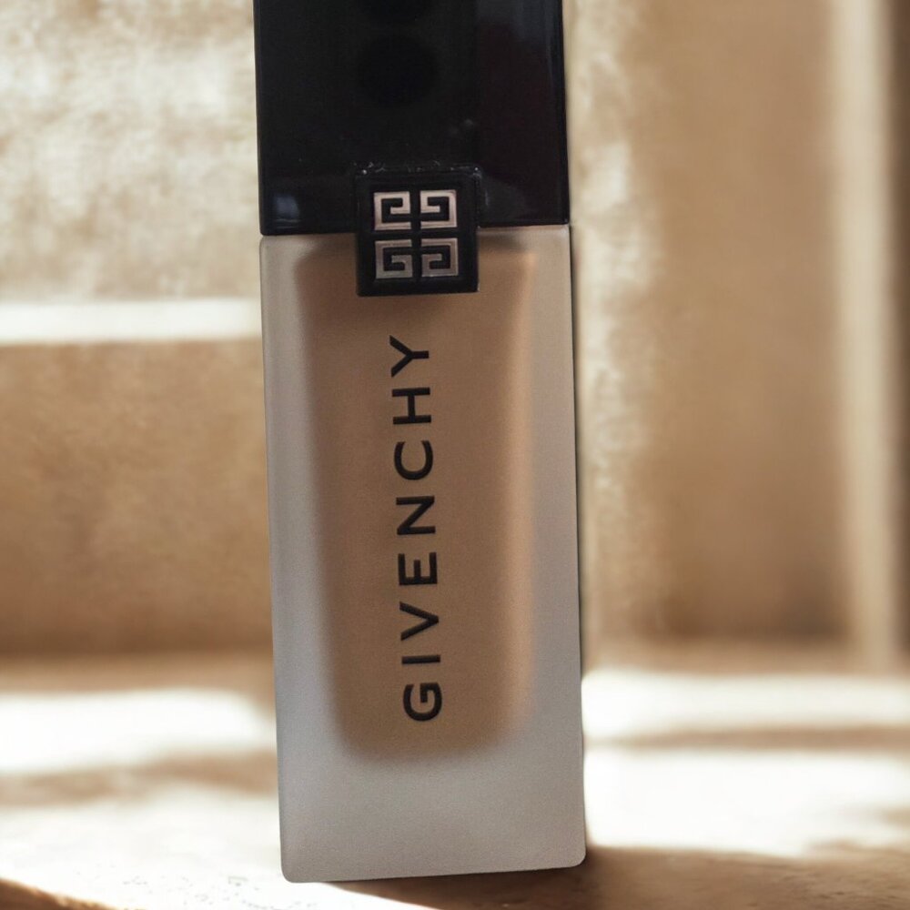 Givenchy  Prisme Libre Glow Serum Blurring Foundation Color 5-W370